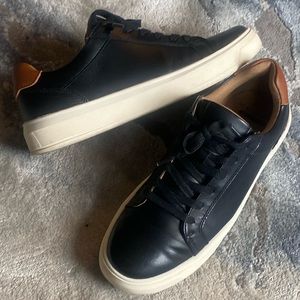 Men's Leather 9 1/2 causal dress sneaker. Memory foam soles.  No Boundaries